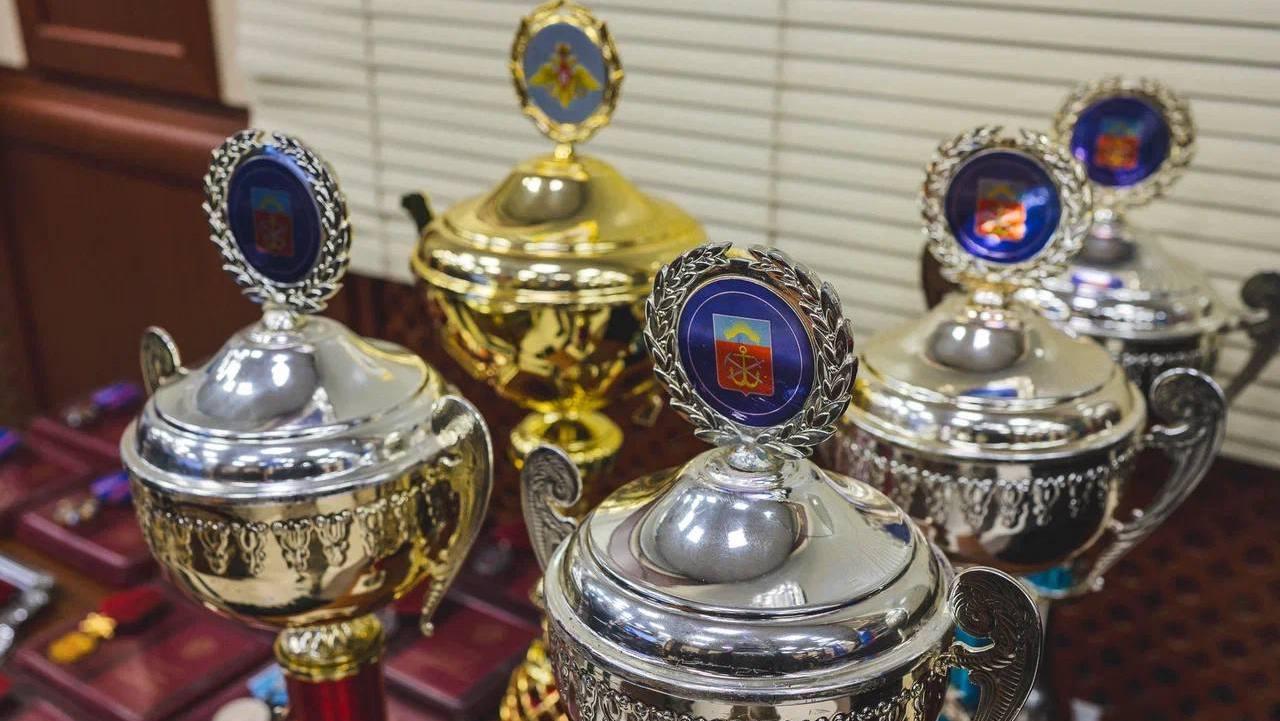 Андрей Чибис вручил лучшим кораблям и береговым частям переходящие кубки